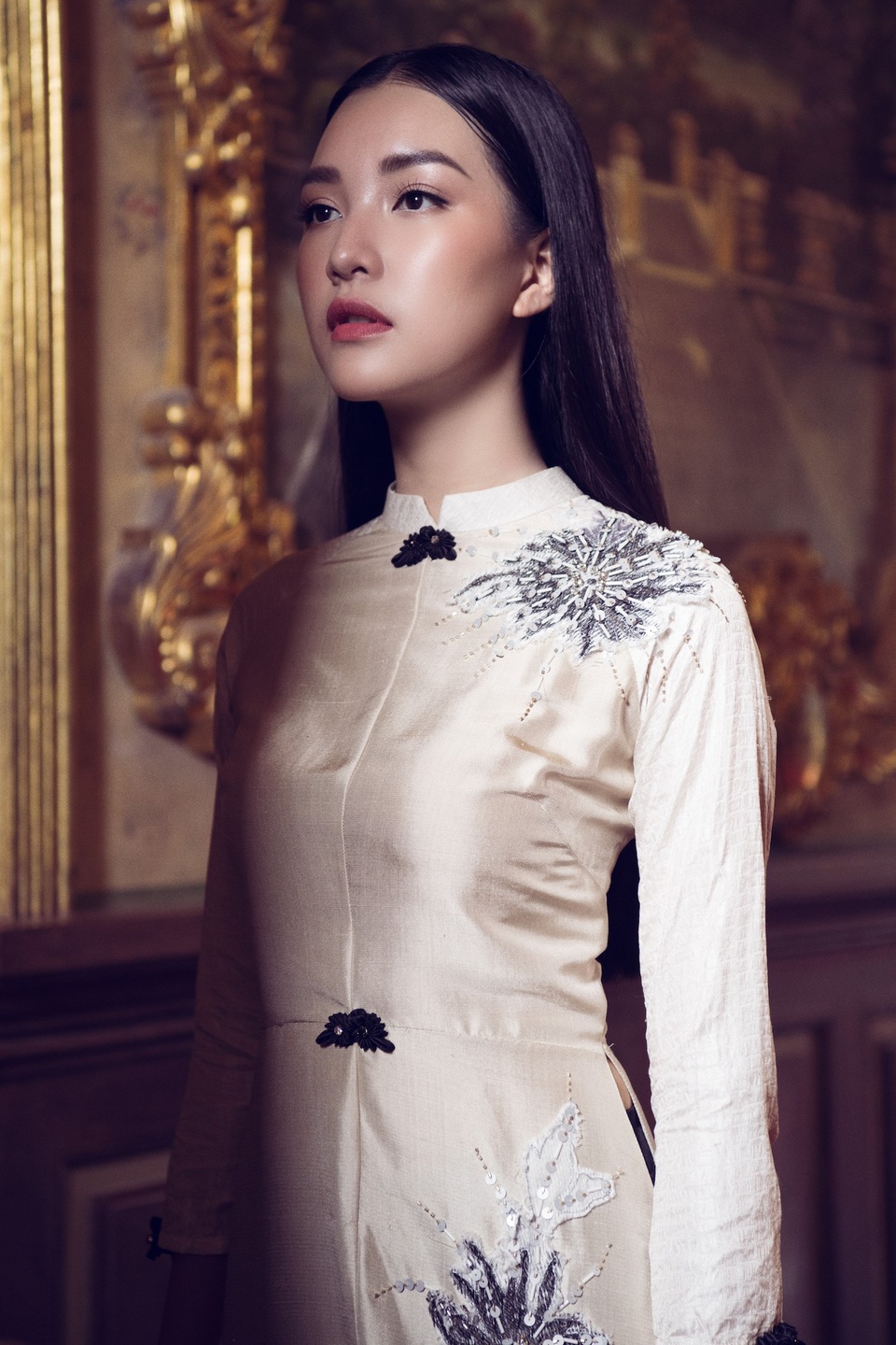 Mới đây, Ngọc Trân tung bộ ảnh mới. Nàng thơ xứ Huế khoe vẻ đẹp sang trọng, quyền lực nhưng cũng dịu dàng trong loạt áo dài truyền thống.