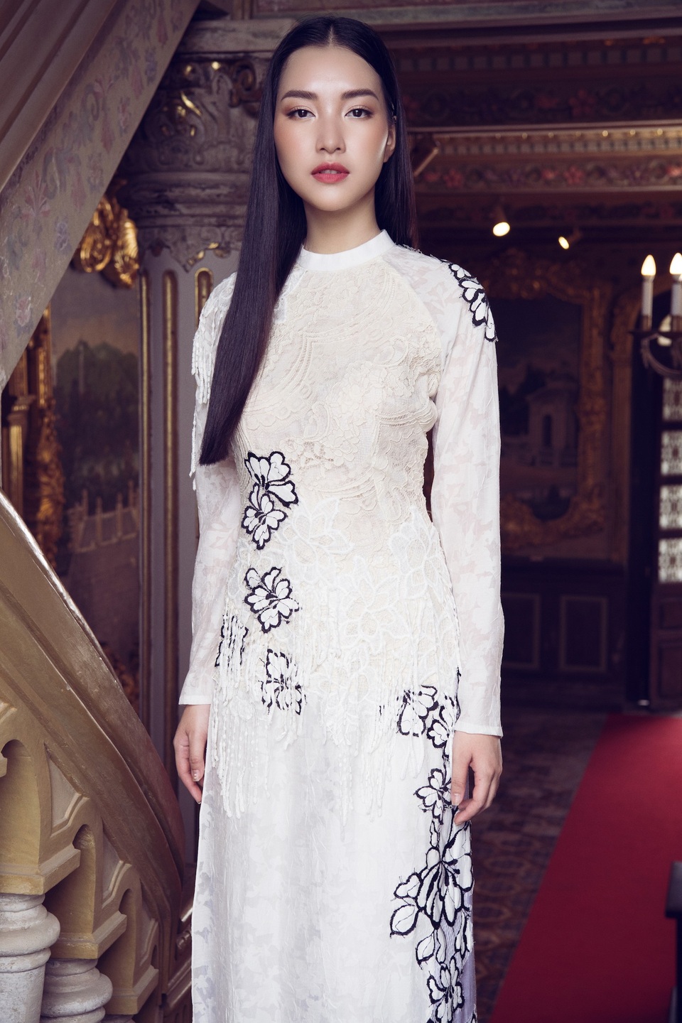 Không gian đậm chất hoài cổ tô điểm thêm cho người đẹp. Cô lựa chọn những kiểu tạo dáng đơn giản, nhẹ nhàng nhưng vẫn toát lên được sự cuốn hút thông qua đôi mắt.