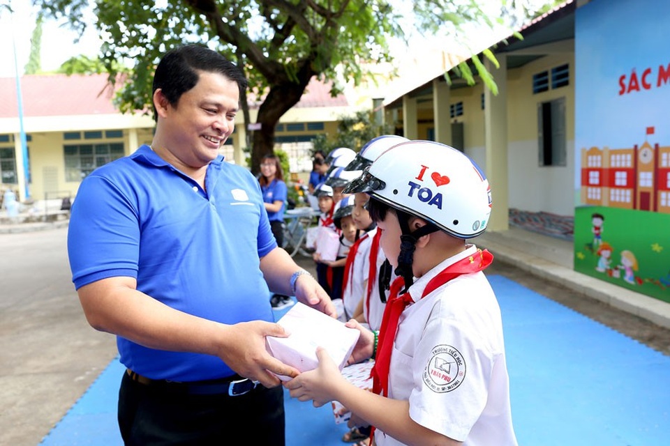 Sơn Toa tiếp tục lan toả “sắc màu tình thương - Color of Love 2018” - 2 Các em học sinh có hoàn cảnh khó khăn nhận quà từ chương trình
