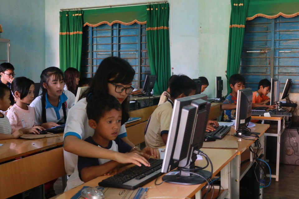 Trí thức trẻ đưa công nghệ thông tin đến với học sinh vùng cao - 4 Trí thức trẻ đưa công nghệ thông tin đến với học sinh vùng cao - 4