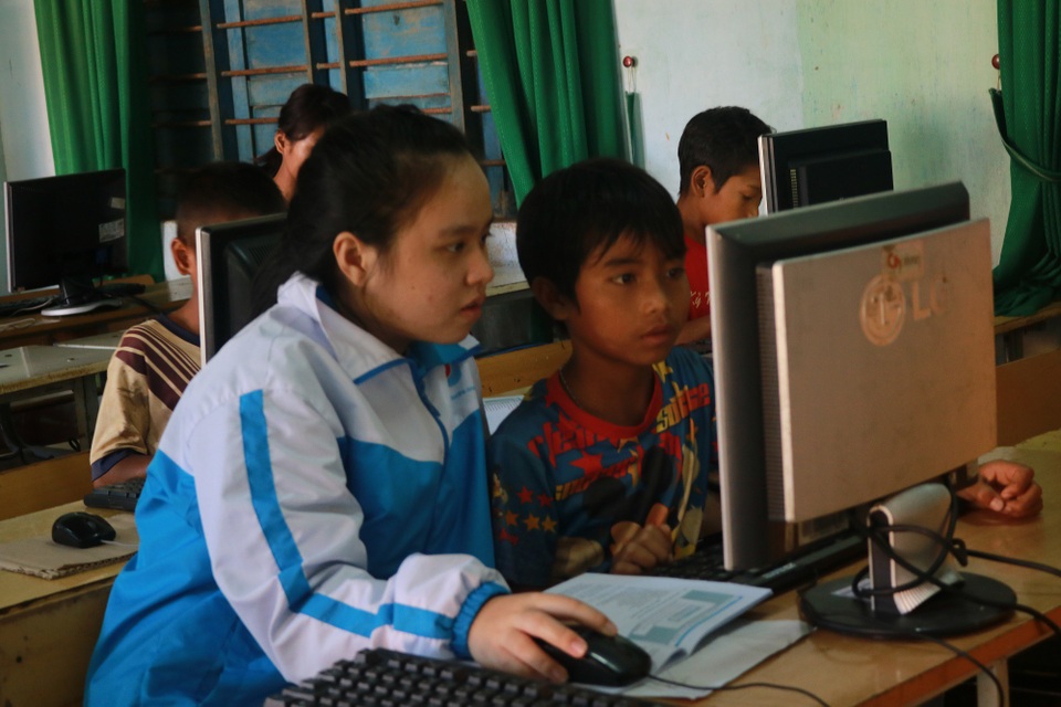 Trí thức trẻ đưa công nghệ thông tin đến với học sinh vùng cao - 5
Đây là chương trình do những trí thức trẻ trực tiếp tổ chức và hoạt động. (Ảnh: Ngọc Huyền)