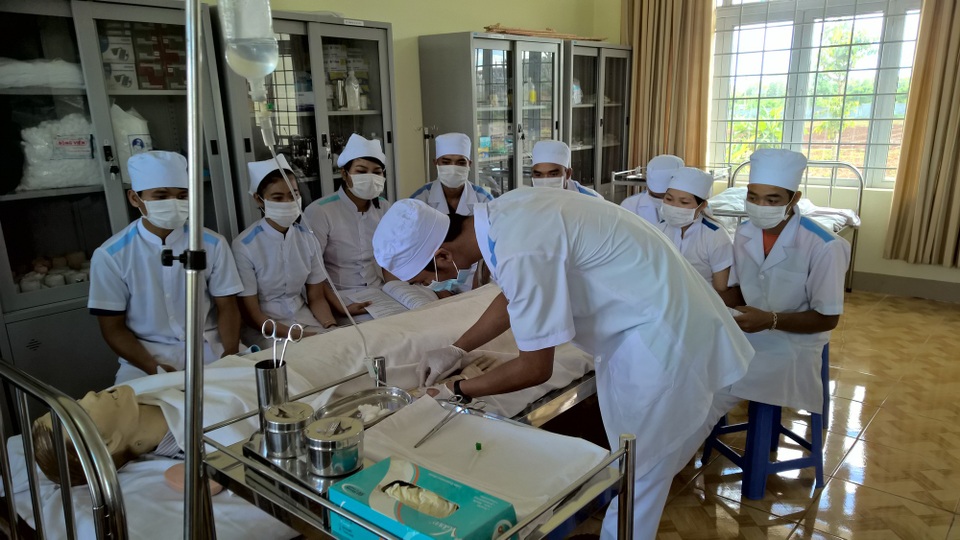 Nhiều chính sách ưu đãi cho học viên đăng ký nhập học tại trường Trung cấp Đam San - 2
Sinh viên ngành Y trường Trung cấp Đam San trong giờ học thực hành
