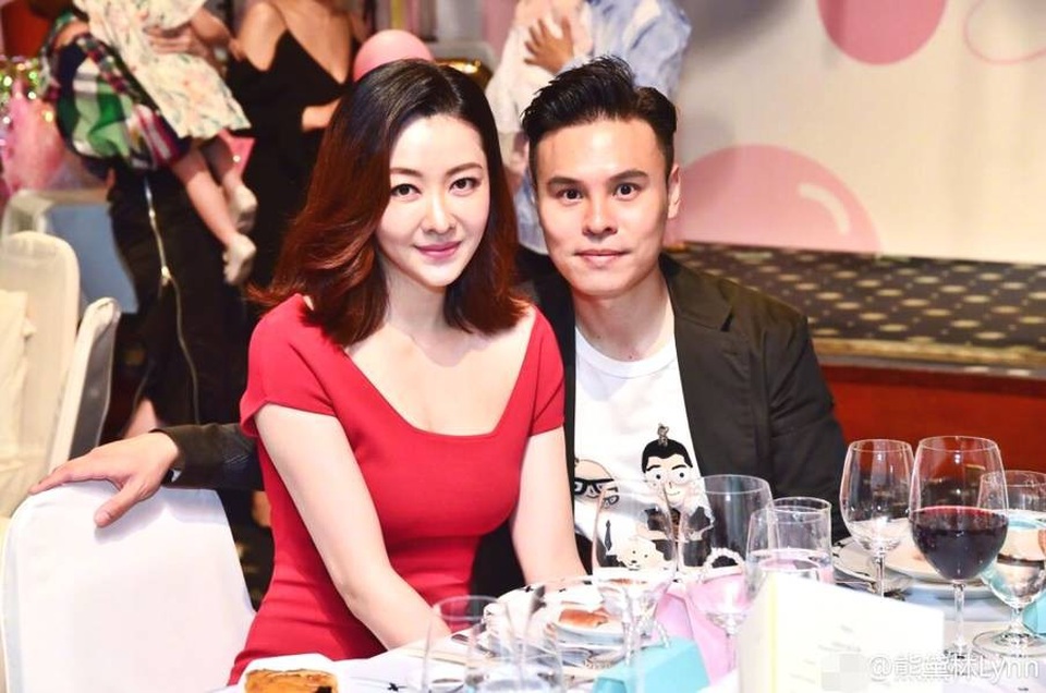 “Tình cũ” của Quách Phú Thành hạnh phúc khoe cặp sinh đôi hai gái - 2
Người đẹp Lâm Đại Hùng đã nhanh chóng lấy lại dáng vóc sau 3 tháng sinh nở.