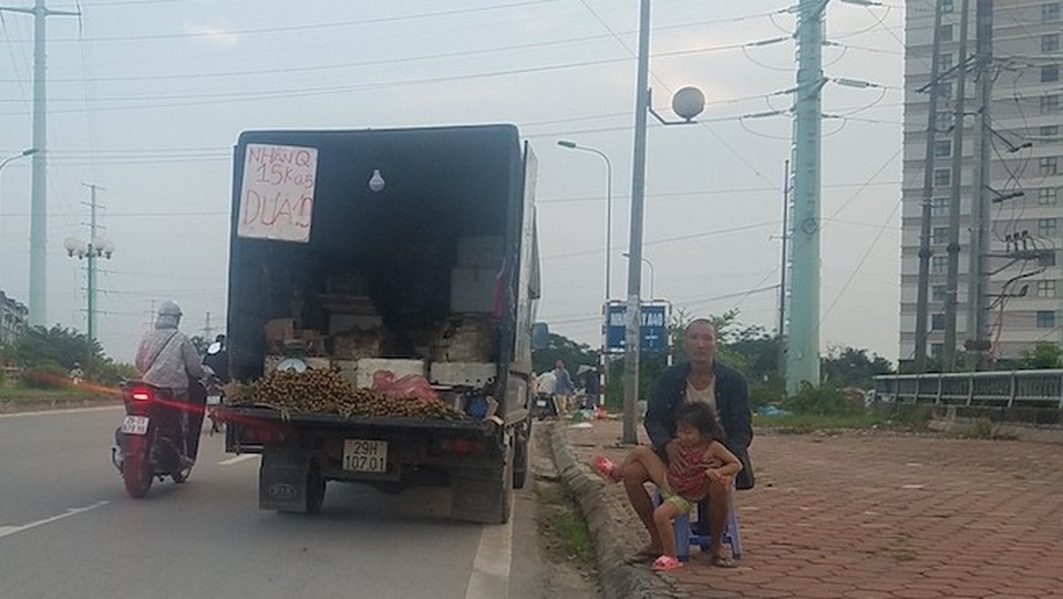 Chiêu câu khách "bá đạo" của hàng rong khiến khách “mắc lừa ngoạn mục” - 1 Nhãn có giá 15 nghìn đồng/0,5kg nhưng chữ 0,5kg lại ghi nhỏ, bên dưới khiến ít người để ý