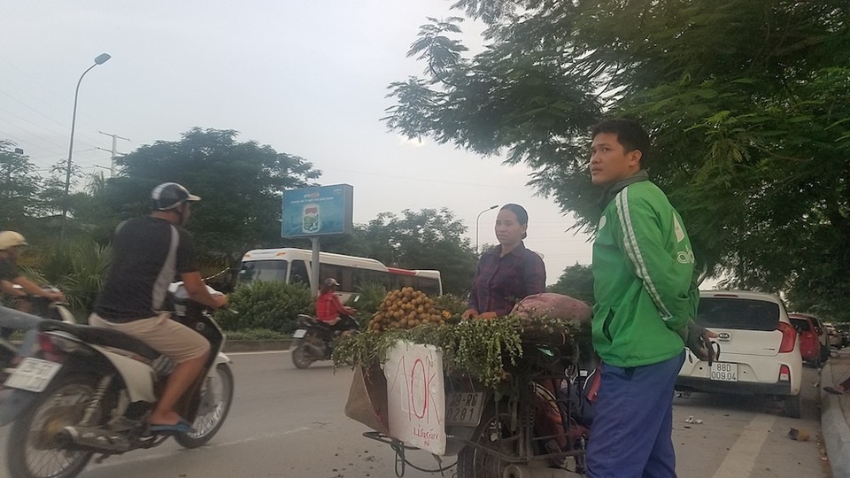 Chiêu câu khách "bá đạo" của hàng rong khiến khách “mắc lừa ngoạn mục” - 3 Nhãn có giá 10 nghìn đồng/ nửa cân nhưng cách ghi như thế này khiến không ít người mua hàng hiểu lầm