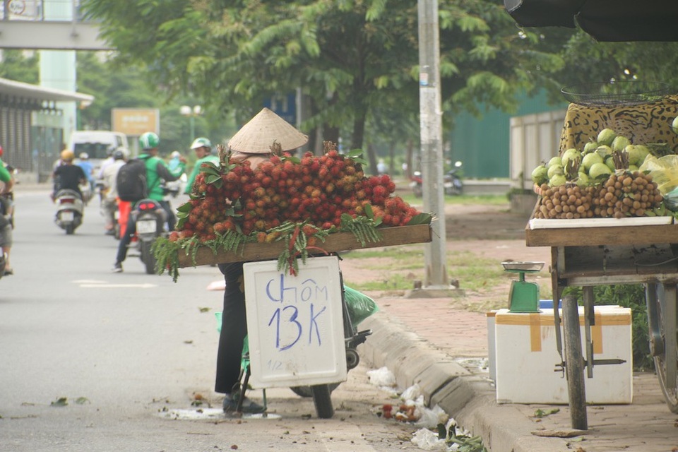 Chiêu câu khách "bá đạo" của hàng rong khiến khách “mắc lừa ngoạn mục” - 2 Chôm chôm 13 nghìn/1/2kg nhưng nhìn từ xa nhiều người mua hàng sẽ lầm tưởng chôm chôm có giá bán là 13 nghìn đồng/kg.