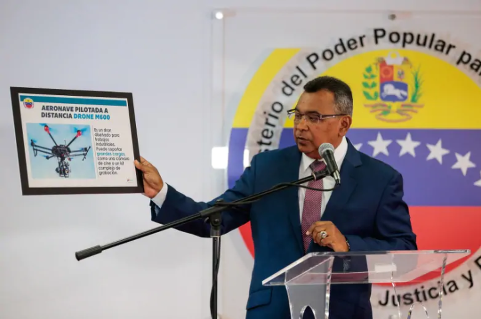 Bộ trưởng Nội vụ và Tư pháp Venezuela Nestor Reverol công bố hình ảnh một mẫu máy bay không người lái tại cuộc họp báo sau vụ tấn công. (Ảnh: Reuters)