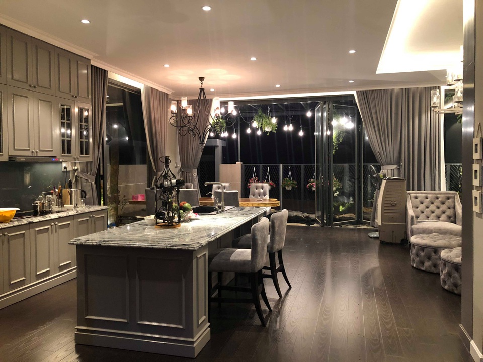 Cận cảnh biệt thự ven sông triệu đô của Cao Thái Sơn - 10 Cao Thái Sơn chia sẻ, căn nhà với không gian mở, nhiều mảng xanh lại có không khí trong lành này sẽ giúp cho anh tràn đầy năng lượng, có nhiều ý tưởng cho các sản phẩm mới gửi tới khán giả. Không gian mở được tôi thiết kế khiến mọi thứ rộng mở triệt để làm cho người nhìn bước vào sẽ cảm giác thư thái tuyệt vời.