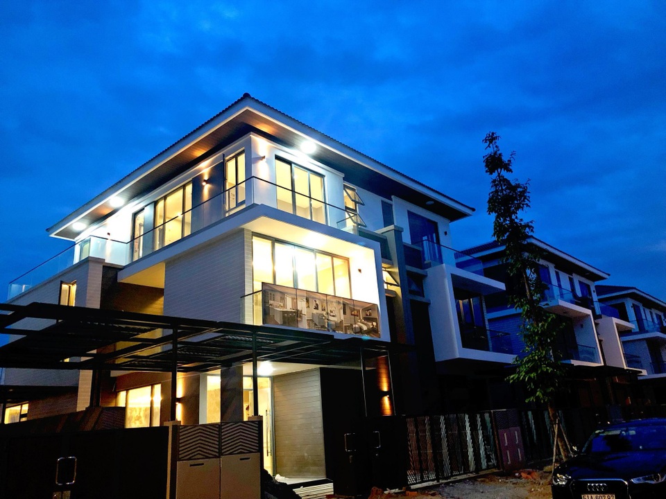 Cận cảnh biệt thự ven sông triệu đô của Cao Thái Sơn - 1
Mới đây, nam ca sĩ Cao Thái Sơn chia sẻ hình ảnh trong căn biệt thự ven sông sang trọng của mình vừa được hoàn thiện sau 3 tháng thi công. Được biết căn biệt thự ven sông của Cao Thái Sơn trị giá cả triệu đô la Mỹ.
