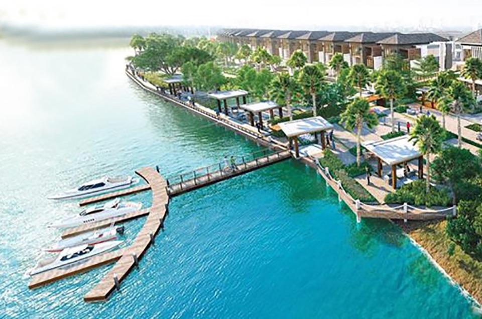 Cận cảnh biệt thự ven sông triệu đô của Cao Thái Sơn - 3
Căn nhà mới của nam ca sĩ nằm ở khu biệt thự ven sông thuộc huyện Nhà Bè. Điểm nhấn của nơi đây chính là vị trí đối diện công viên hồ, cảnh quan tự nhiên rộng đến 5 ha được lấy cảm hứng từ công viên nổi tiếng Keukenhof (Hà Lan). Bến du thuyền sang trọng chỉ cách trung tâm thành phố 15 phút di chuyển bằng đường thuỷ.