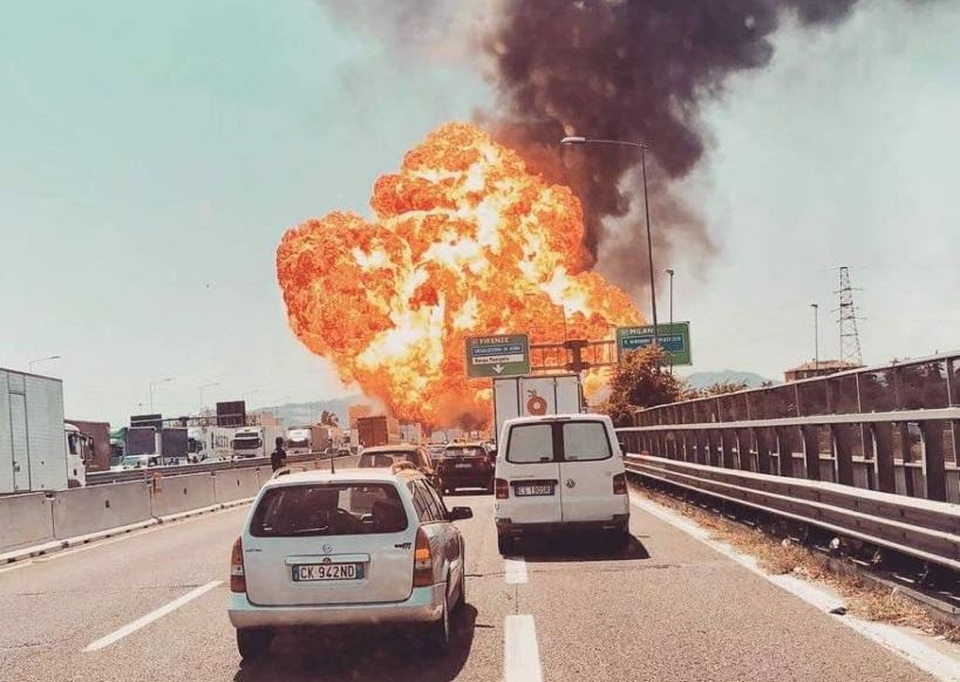 Kinh hoàng khoảnh khắc nổ xe bồn trên cao tốc Italy, hàng chục người thương vong - 1
Xe bồn phát nổ sau khi va chạm xe tải trên cao tốc ở Bologna, Italy. (Ảnh: Twitter)