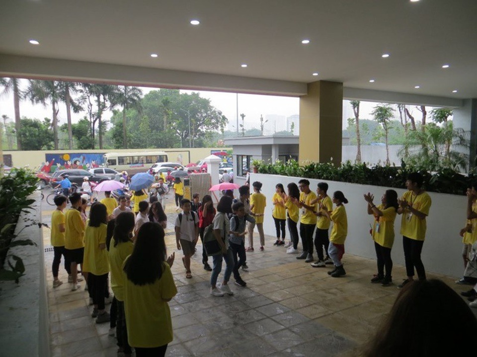 TNR Goldmark City sôi động mùa tựu trường 2018 - 1 Goldmark City thêm phần tấp nập ngày tựu trường 01/08/2018 của học sinh Trường Newton Grammar School. (Nguồn ảnh: Newton Grammar Shool)