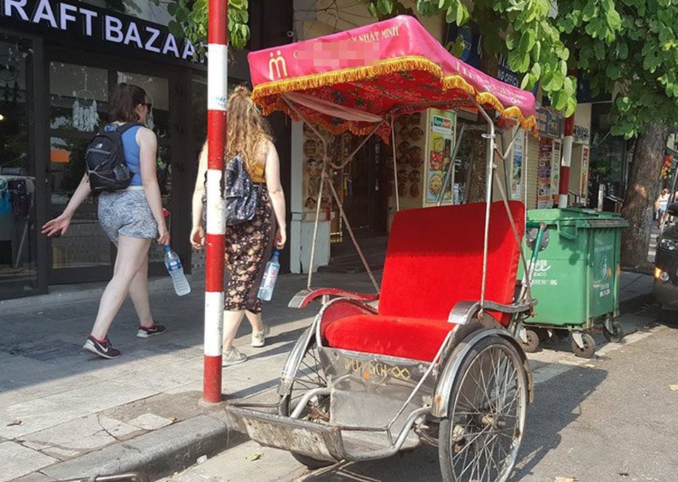 Tài xế xích lô và khoản tiền 'boa' bất ngờ từ hai vị khách Tây - 2 Chiếc xe đã đồng hành cùng anh Hưng suốt 4 năm qua.