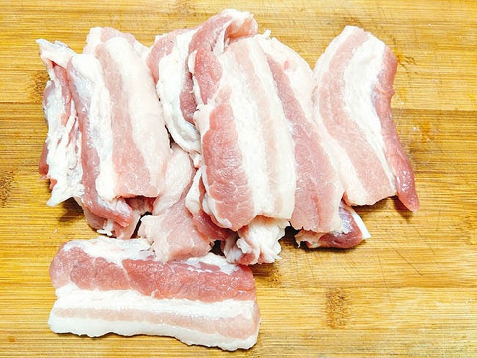 Cách làm thịt ba chỉ cuốn xúc xích nướng thơm lừng cho cả tuần no đủ - 1