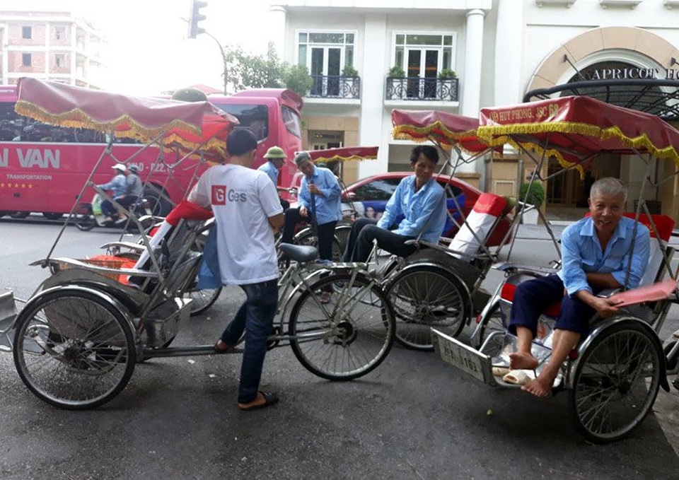 Tài xế xích lô và khoản tiền 'boa' bất ngờ từ hai vị khách Tây - 3 Những người đạp xích lô ở phố cổ Hà Nội.