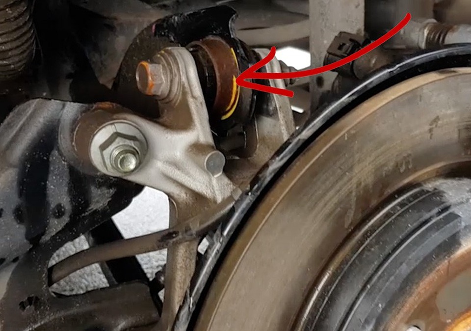 Honda Việt Nam giải thích thế nào về các chi tiết bị gỉ sét dưới gầm xe CR-V? - 1 Các vị trí néo càng chữ A bị gỉ sét trên Honda CR-V tại Hà Nội.