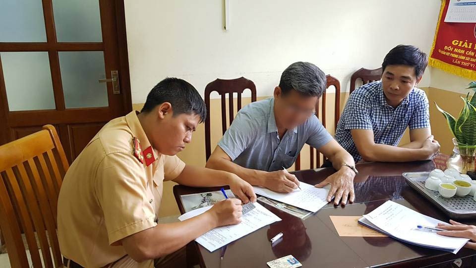 Tài xế xe Mercedes "ngũ quý 7" chạy ngược chiều ở hầm chui Kim Liên khai gì? - 1 Tài xế L.Đ.K. tại trụ sở CSGT số 3.