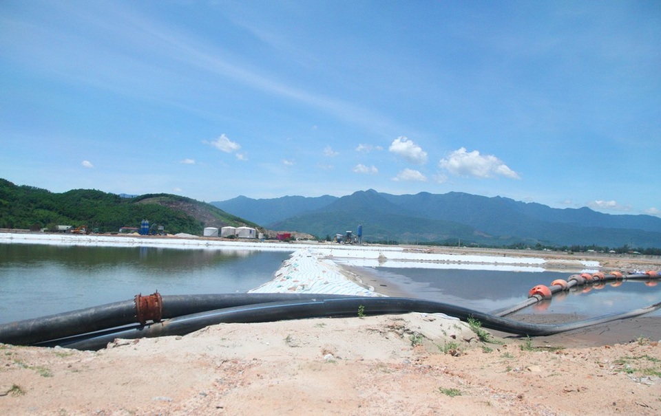 Thêm gần 2 triệu khối bùn chuẩn bị đổ vào khu vực Chân Mây - 6
Các ống hút bùn từ biển kéo dài qua nhiều nơi