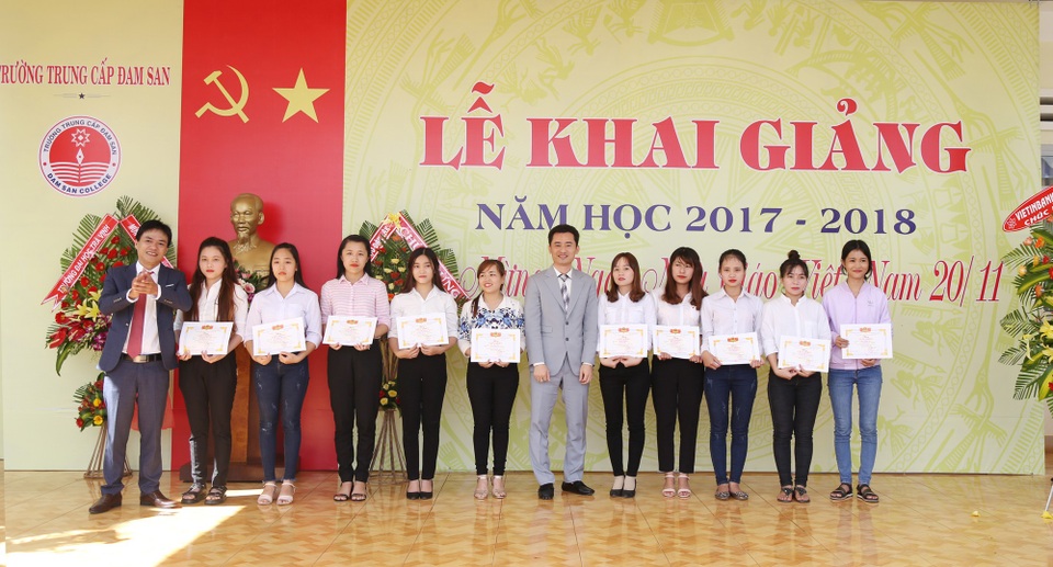 Nhiều chính sách ưu đãi cho học viên đăng ký nhập học tại trường Trung cấp Đam San - 1
Lãnh đạo trường Trung cấp Đam San trao giấy khen cho các học viên đạt thành tích học tập tốt