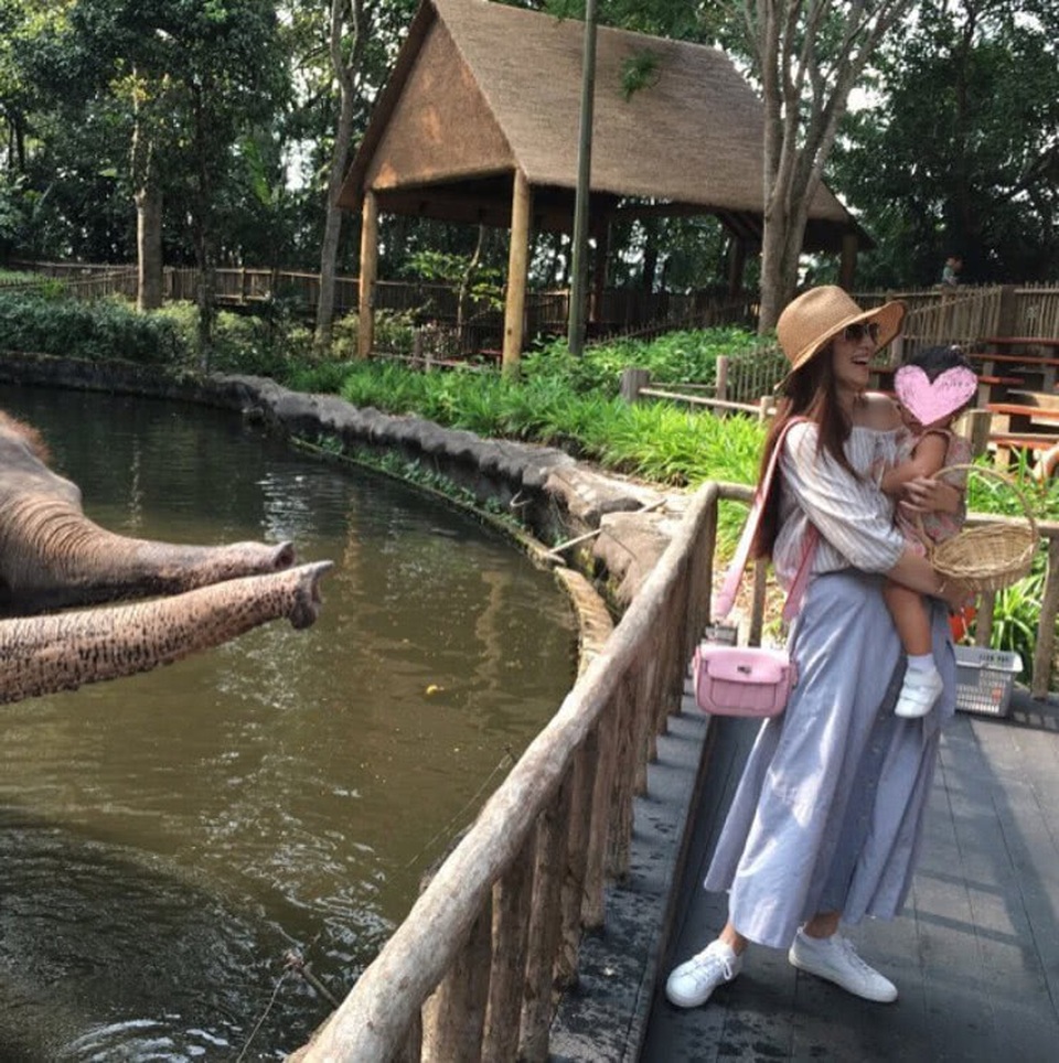 Cuộc sống nhung lụa của siêu mẫu Ngô Bội Từ bên chồng đại gia - 8
Cậu con trai út của Ngô Bội Từ mới chào đời vào cuối năm ngoái.