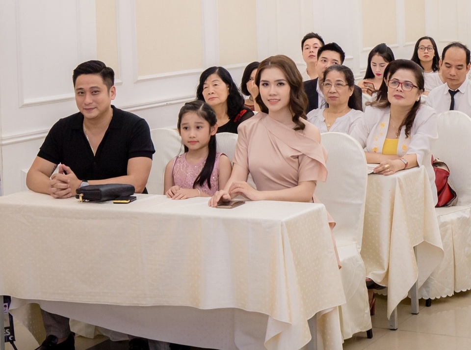 Vợ chồng Minh Tiệp đưa con gái đi sự kiện - 1
Gia đình diễn viên Minh Tiệp - Thùy Dương thu hút sự chú ý trong sự kiện tại hà Nội ngày 7/8 vừa qua. Bé Minh Thùy, 7 tuổi diện váy ton sur ton cùng với mẹ