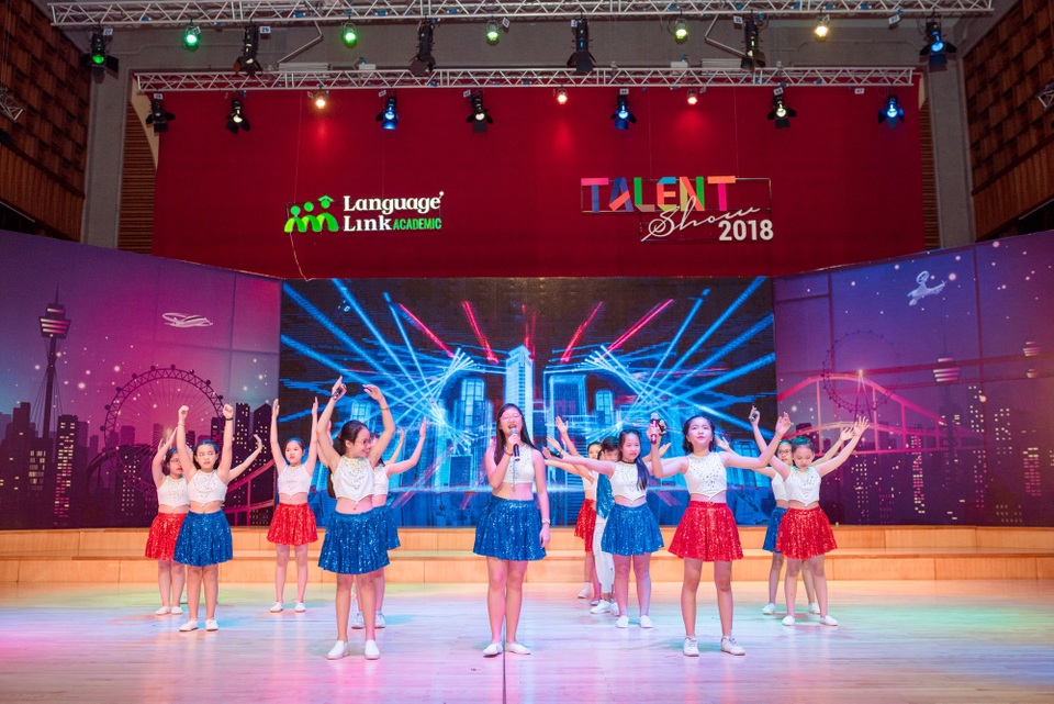 Hơn 60 bạn nhỏ tỏa sáng trong đại nhạc hội Anh ngữ “Talent show” - 5 Hơn 60 bạn nhỏ tỏa sáng trong đại nhạc hội Anh ngữ “Talent show” - 5