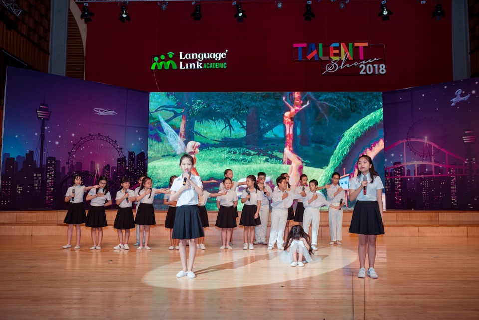 Hơn 60 bạn nhỏ tỏa sáng trong đại nhạc hội Anh ngữ “Talent show” - 7 Hơn 60 bạn nhỏ tỏa sáng trong đại nhạc hội Anh ngữ “Talent show” - 7