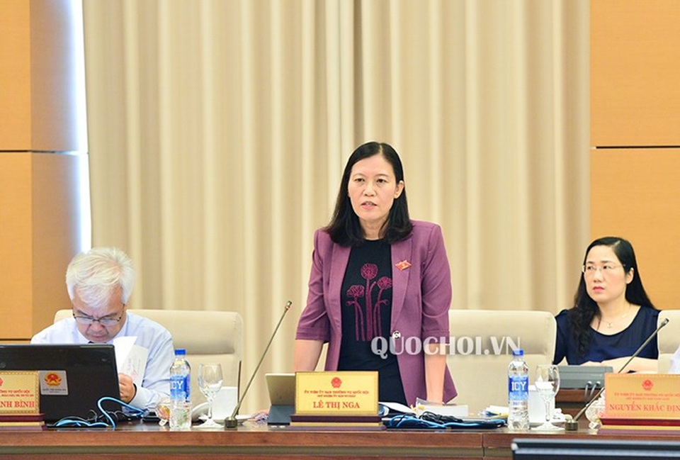 Chủ nhiệm UB Tư pháp Lê Thị Nga báo cáo làm rõ thêm về vấn đề điều kiện đặc xá