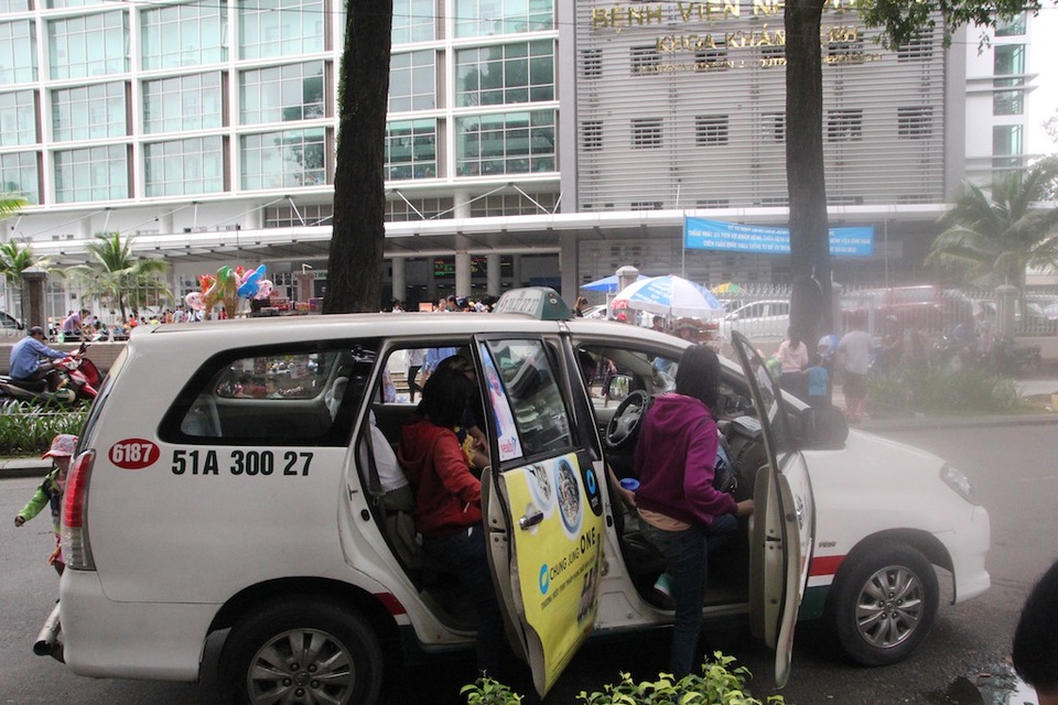 TPHCM: Bến taxi “ế khách” trong ngày đầu khai trương - 7 Xe taxi đón, trả khách trước cổng bệnh viện Nhi đồng 2