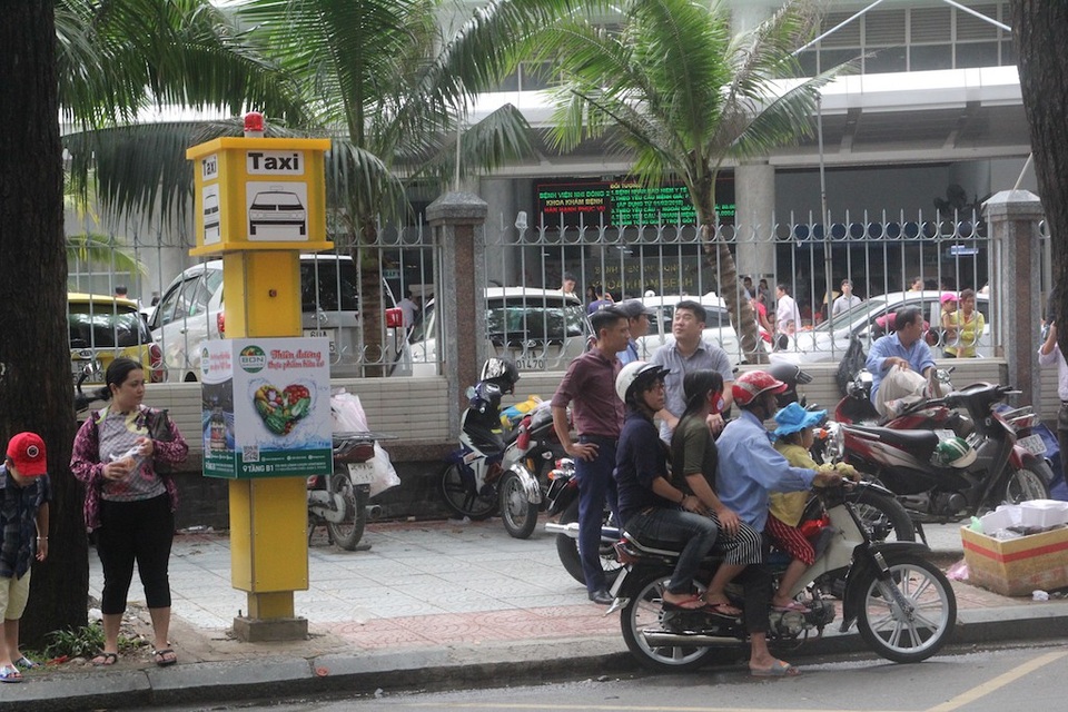 TPHCM: Bến taxi “ế khách” trong ngày đầu khai trương - 2 Điểm đón taxi trở thành điểm đón xe ôm bất đắc dĩ