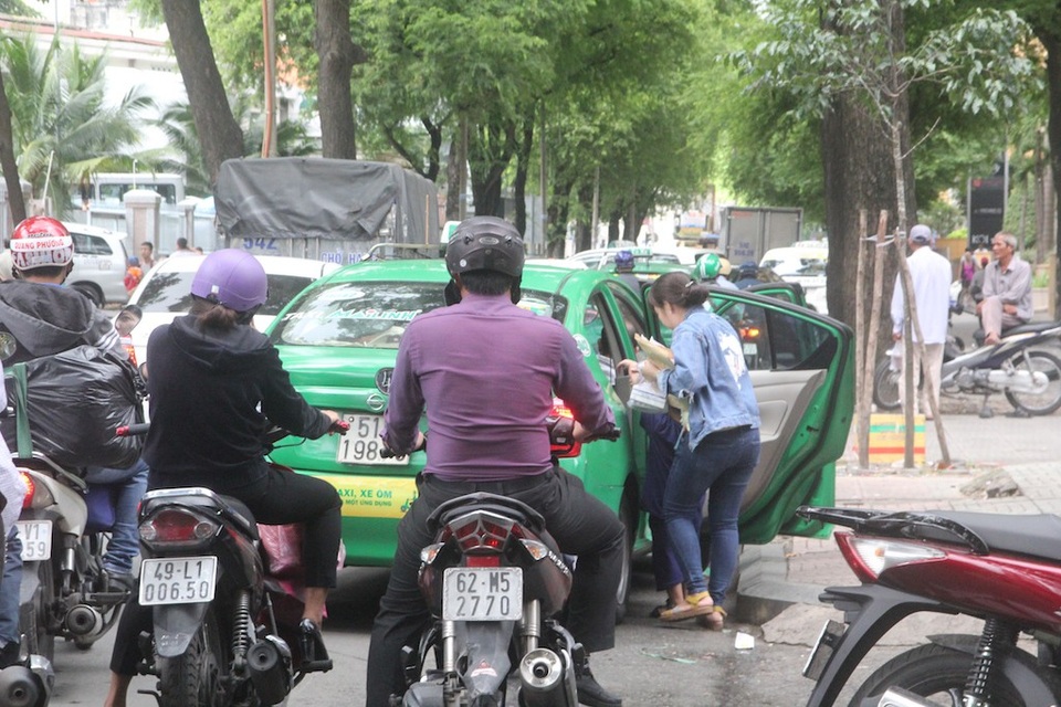 TPHCM: Bến taxi “ế khách” trong ngày đầu khai trương - 6 TPHCM: Bến taxi “ế khách” trong ngày đầu khai trương - 6