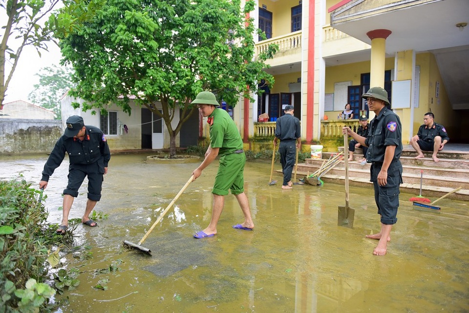 Hàng trăm cảnh sát cứu hỏa, cơ động giúp dân vùng ngập lụt dọn vệ sinh - 7 Cảnh sát cơ động và công an huyện Chương mỹ đang tham gia dọn dẹp vệ sinh trạm y tá xã Nam Phương Tiên