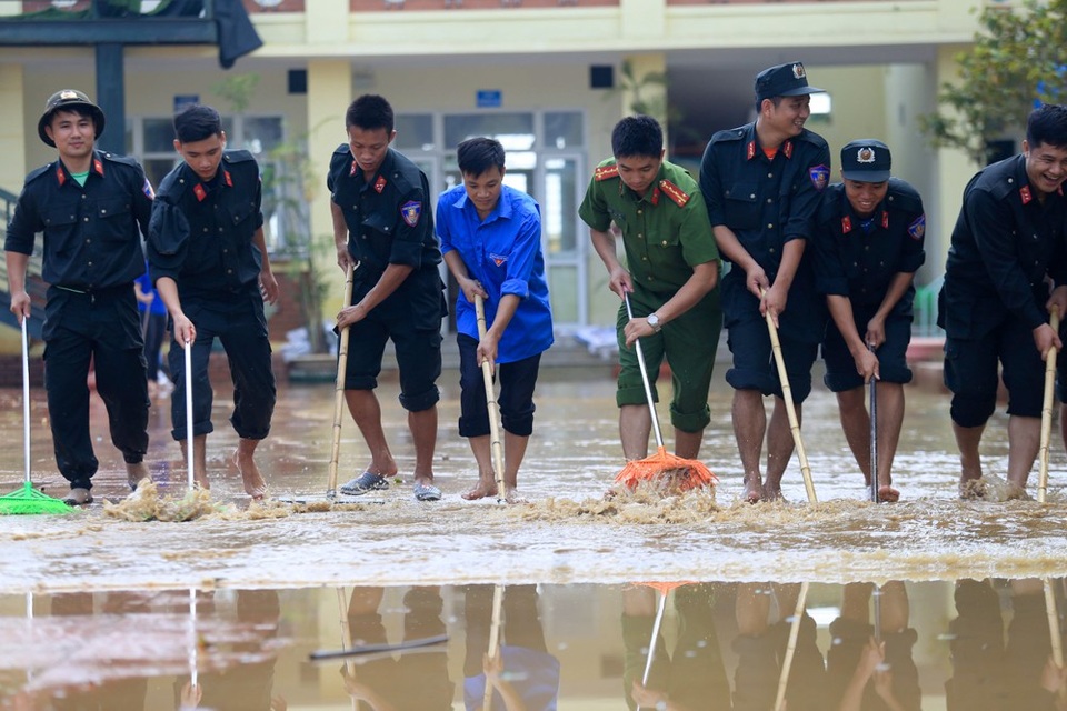Hàng trăm cảnh sát cứu hỏa, cơ động giúp dân vùng ngập lụt dọn vệ sinh - 3 Lực lượng cảnh sát cơ động,cảnh sát PCCC cùng công an huyện Chương mỹ đã tập chung từ 7 giờ sáng để dọn dẹp từ Ủy ban nhân dân huyện, trường học, tới trạm y tế ...