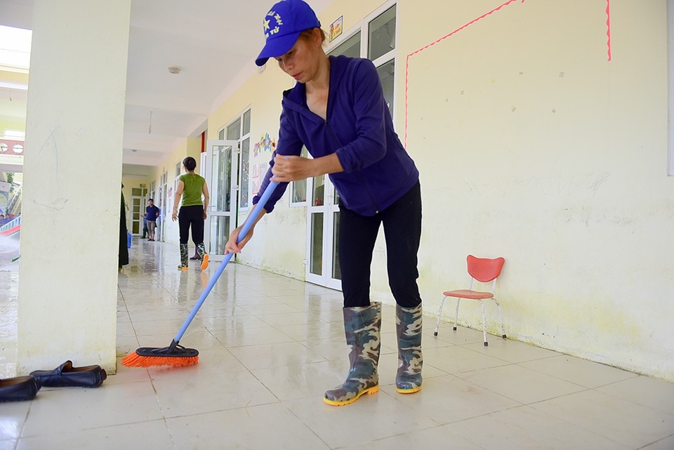 Hàng trăm cảnh sát cứu hỏa, cơ động giúp dân vùng ngập lụt dọn vệ sinh - 5 Từ trong lớp tới ngoài hiên được dọn vệ sinh sạch sẽ chuẩn bị đón các em đến học lại.