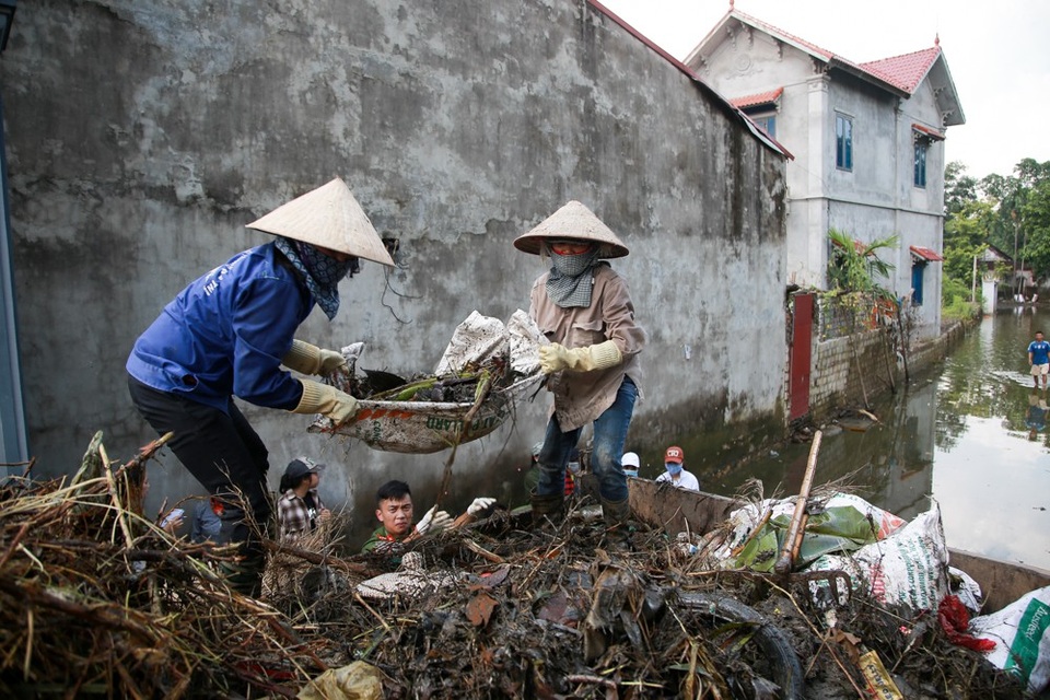 Hàng trăm cảnh sát cứu hỏa, cơ động giúp dân vùng ngập lụt dọn vệ sinh - 8 Người dân cùng nhau dọn dẹp đường làng ngõ xóm.