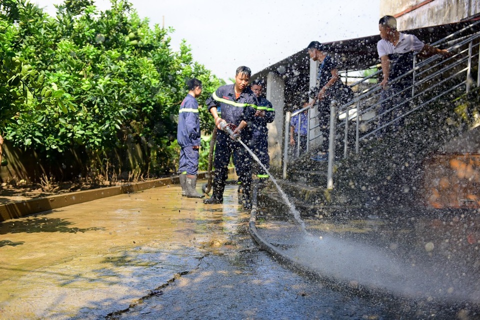 Hàng trăm cảnh sát cứu hỏa, cơ động giúp dân vùng ngập lụt dọn vệ sinh - 2 Sáng nay 8/8 hàng trăm hàng trăm cảnh sát cơ động, cảnh sát PCCC và công an huyện Chương Mỹ giúp người dân rốn lũ dọn vệ sinh.