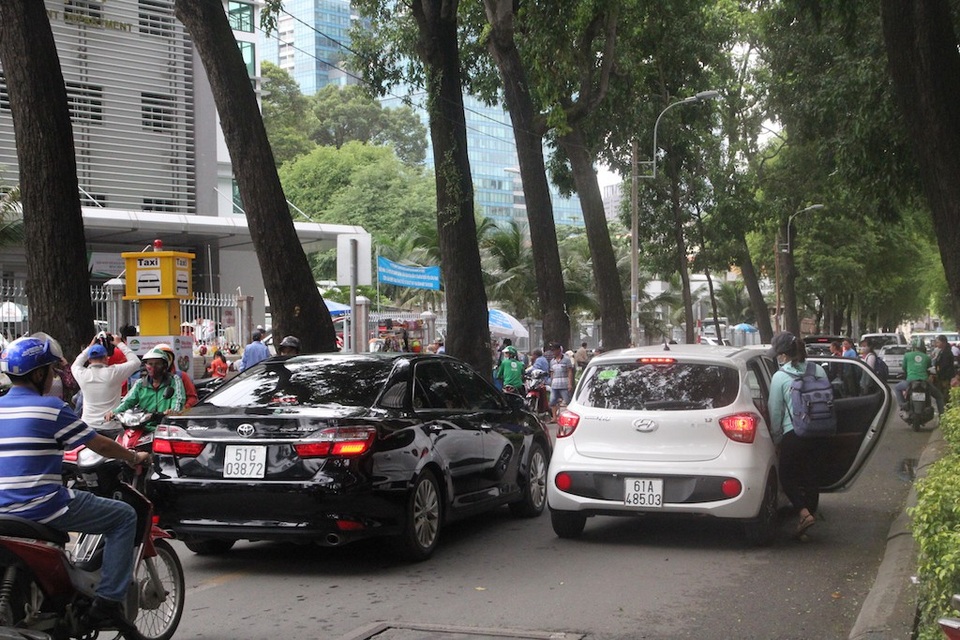 TPHCM: Bến taxi “ế khách” trong ngày đầu khai trương - 8 Xe ô tô dừng trước cổng bệnh viện đón khách