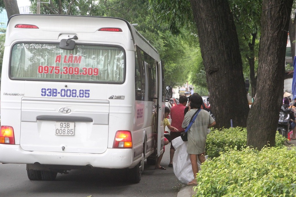 TPHCM: Bến taxi “ế khách” trong ngày đầu khai trương - 5 Xe ô tô thoải mái dừng đón, trả khách trước cổng bệnh viện