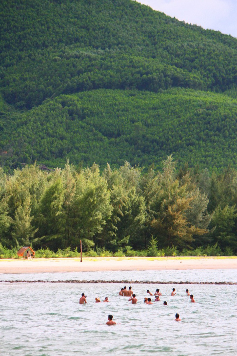 Thừa Thiên Huế: Đẹp kỳ ảo dòng biển màu xanh ngọc - 12 Nhiều du khách và người dân đang tắm tại biển Lộc Bình chứng kiến hiện tượng dòng biển màu xanh ngọc kỳ lạ trên rất thích thú