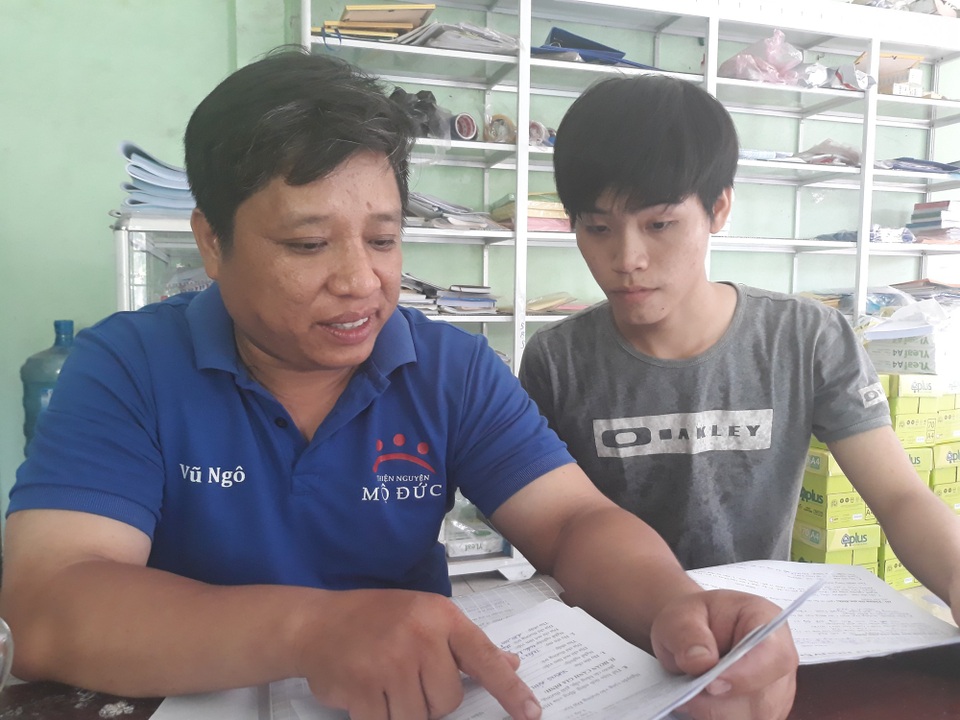 Người thầy 11 năm kết nối giúp đỡ cho các học sinh nghèo - 1
Thầy Ngô Khắc Vũ hướng dẫn em Vương Ban hoàn thiện hồ sơ xin học bổng và xin chỗ trọ miễn phí.