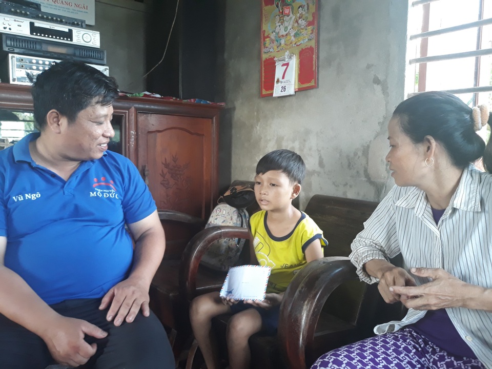 Người thầy 11 năm kết nối giúp đỡ cho các học sinh nghèo - 2 Thầy Ngô Khắc Vũ đã có 11 năm trên hành trình chia sẻ, kết nối yêu thương với học sinh nghèo