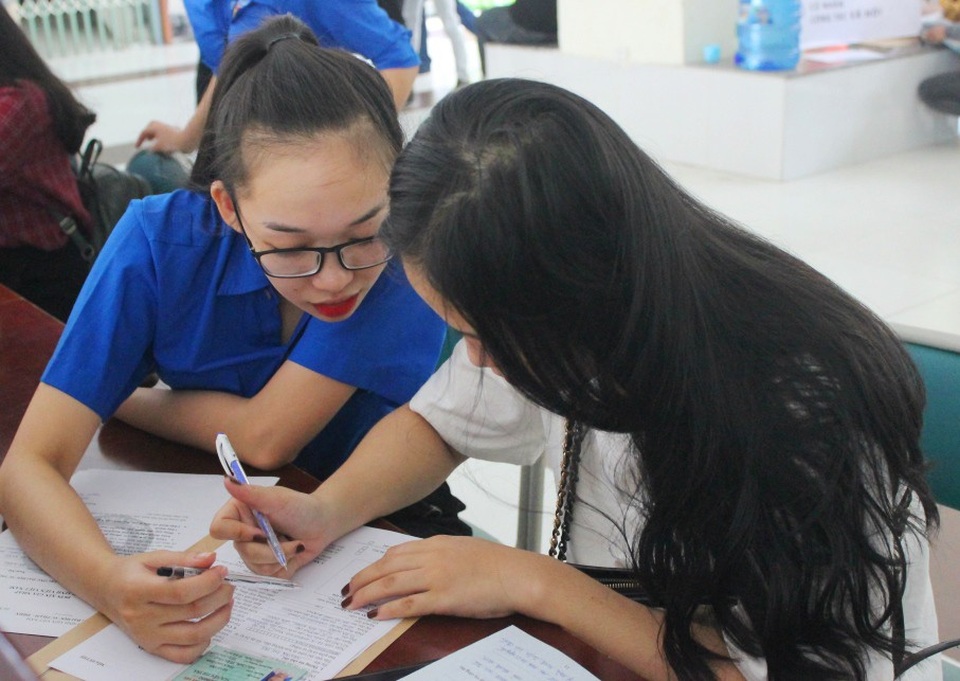 Trường ĐH Sư phạm Đà Nẵng đón hơn 2.700 tân sinh viên nhập học - 2 Nhiều thí sinh trúng tuyển đến sớm và được các tình nguyện viên hướng dẫn làm thủ tục nhập học