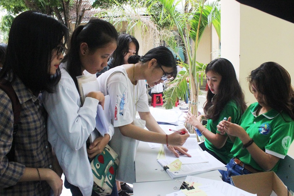 Trường ĐH Sư phạm Đà Nẵng đón hơn 2.700 tân sinh viên nhập học - 1 Thí sinh trúng tuyển làm thủ tục nhập học tại Trường ĐH Sư phạm Đà Nẵng