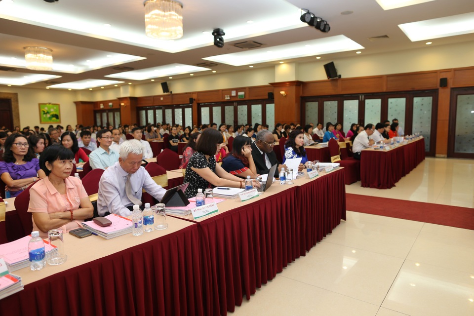 Ra mắt tài liệu “Hướng dẫn quy trình thực hiện công tác dinh dưỡng tiết chế” - 2 Gần 500 đại biểu là lãnh đạo và trưởng phòng Quản lý chất lượng, trưởng khoa Dinh dưỡng Tiết chế các bệnh viện tuyến tỉnh của 32 tỉnh thành phía Nam, các trường đại học và các Hội y khoa.