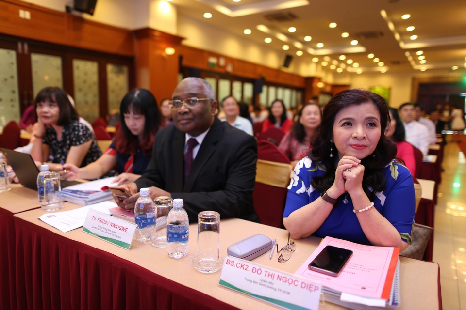 Ra mắt tài liệu “Hướng dẫn quy trình thực hiện công tác dinh dưỡng tiết chế” - 4 BS. Đỗ Thị Ngọc Diệp cùng các chuyên gia đã dành 2 năm tâm huyết để trực tiếp nghiên cứu và hoàn thiện bộ tài liệu hướng dẫn rất có giá trị về dinh dưỡng tiết chế