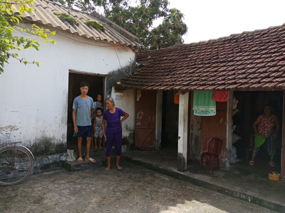 Do gửi tiền vào quỹ tín dụng nhân dân Hoằng Đồng nên bà Chớn không còn tiền xây lại căn nhà đã sắp đổ nát của mình.