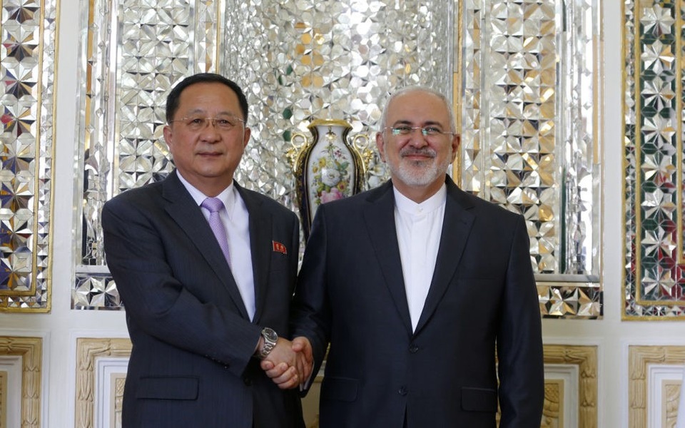 Iran, Triều Tiên xích lại gần nhau trong bối cảnh căng thẳng với Mỹ - 1 Ngoại trưởng Iran Mohammad Javad Zarif và Ngoại trưởng Triều Tiên Ri Yong Ho (Ảnh: AFP)