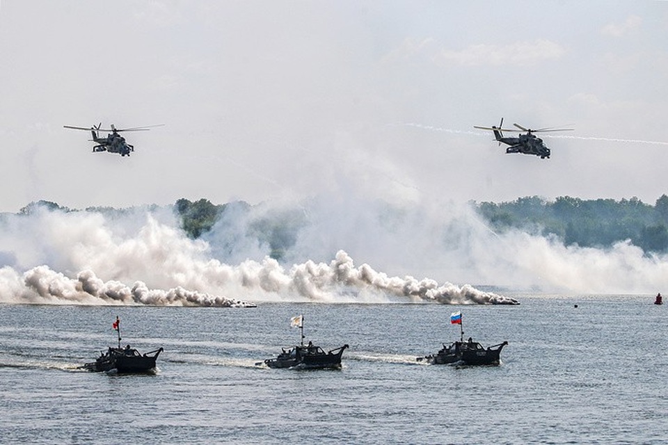 Chiến thắng của công binh Nga tại giải đấu quân sự quốc tế - 8 Các trực thăng Mi-24 và xe bọc thép chở quân phô diễn sức mạnh trực tiêp trên sông.