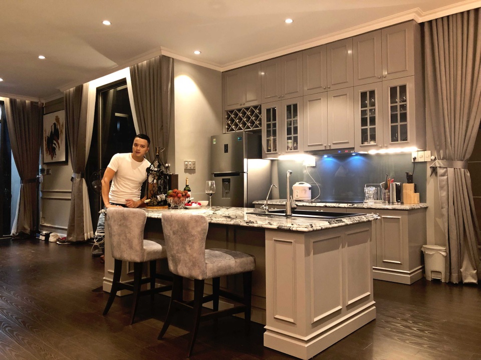 Cận cảnh biệt thự ven sông triệu đô của Cao Thái Sơn - 12 Hiện Cao Thái Sơn vẫn ở cùng với mẹ trong căn biệt thự sang trọng của mình. Với những thành công đã có được, thời điểm hiện tại nam ca sĩ muốn dành nhiều hơn cho gia đình.