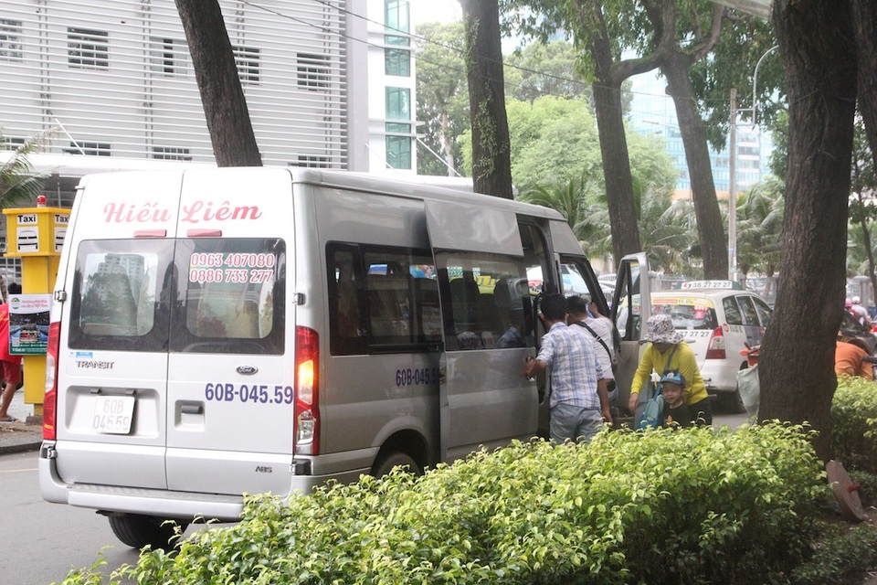 TPHCM: Bến taxi “ế khách” trong ngày đầu khai trương - 4 TPHCM: Bến taxi “ế khách” trong ngày đầu khai trương - 4
